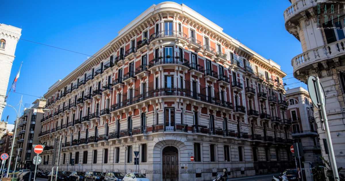 Imponente, raffinato, dagli iconici colori bianco e rosso: � il Palazzo degli Impiegati Statali di Bari